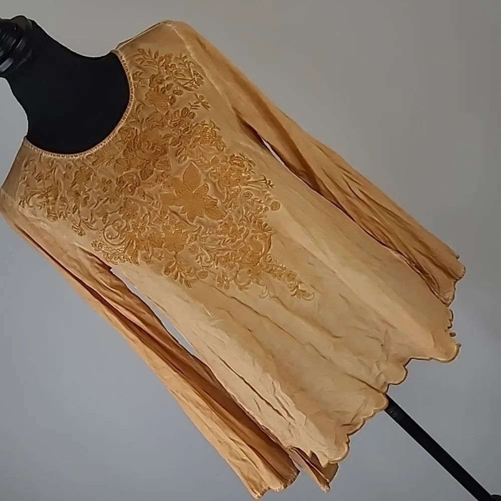 Andree by Unit sz S embroidery top distressed color